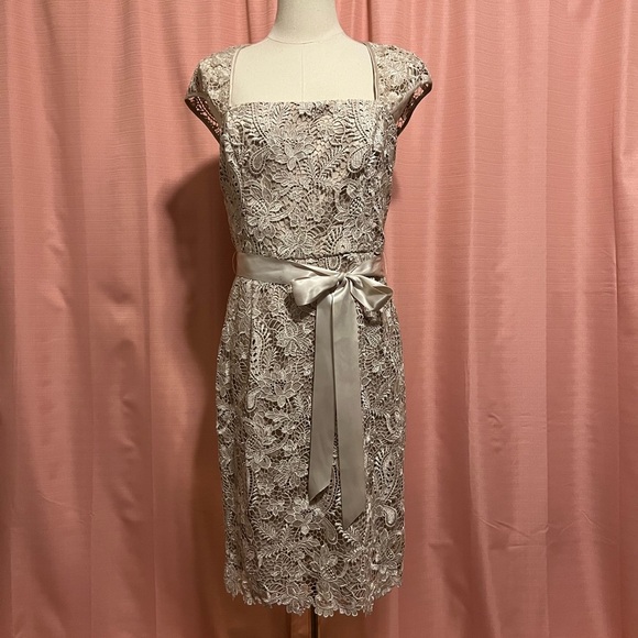 Adrianna Papell Dresses & Skirts - Adrianna Papell Cream lace cap sleeve dress | 8